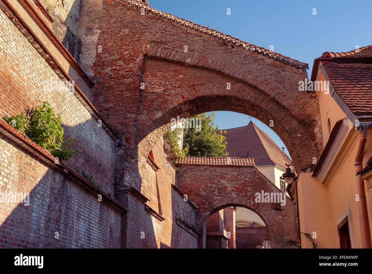 Archi in mattoni medievali del Passaggio delle Scale nella storica vecchia città di Sibiu Transilvania Romania Foto Stock