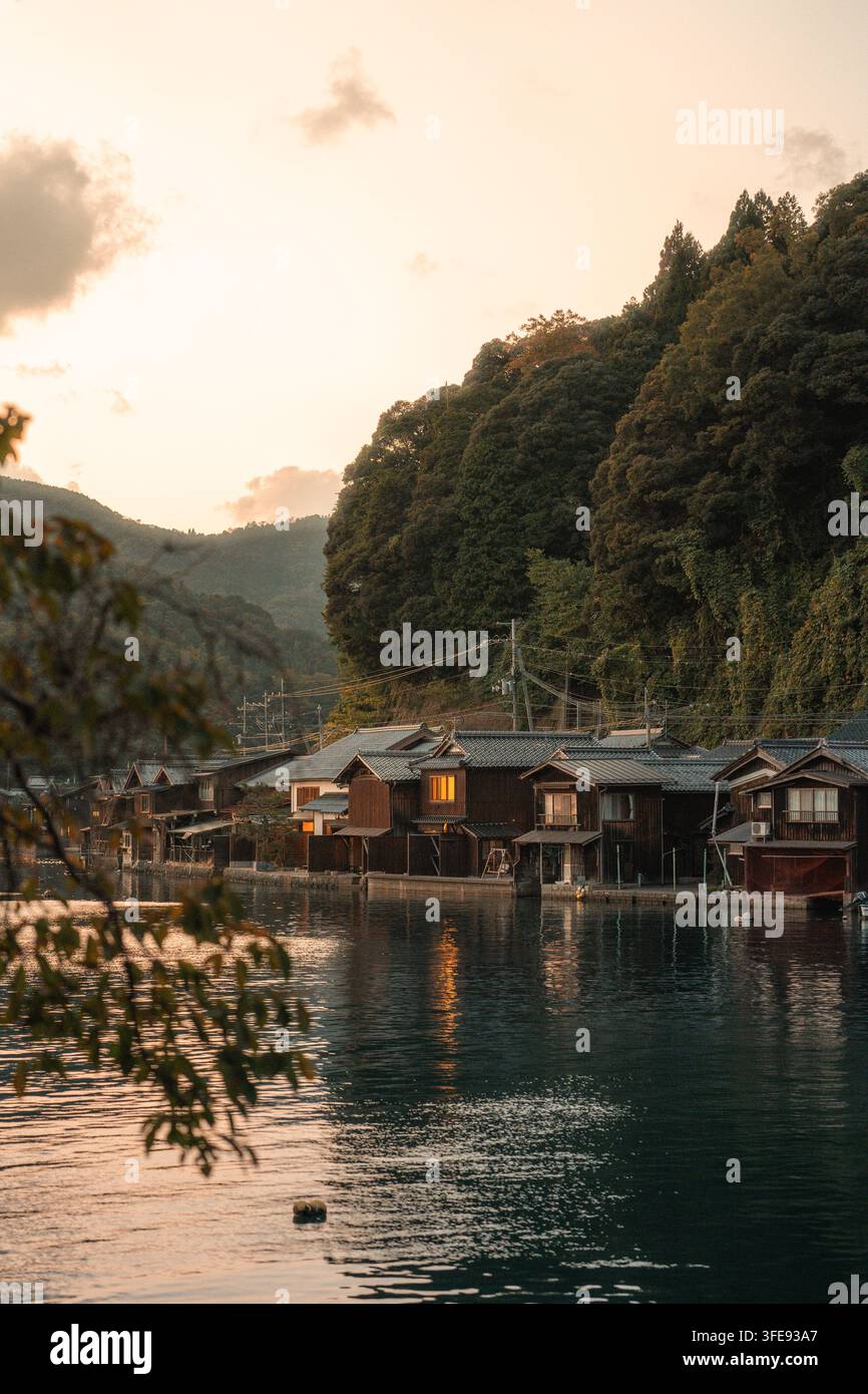 Vista panoramica delle tradizionali case Funaya a Ine, Kyoto, Giappone, catturata al tramonto. Questo pittoresco villaggio costiero è famoso per Foto Stock
