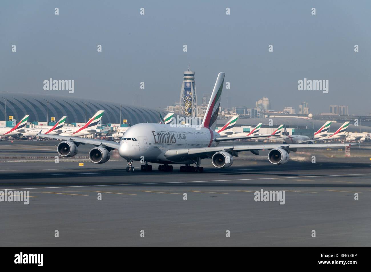 Un Emirates Airbus 380-800 in decollo all'aeroporto internazionale di Dubai negli Emirati Arabi Uniti. Emirates è il più grande operatore mondiale dell'Airb Foto Stock