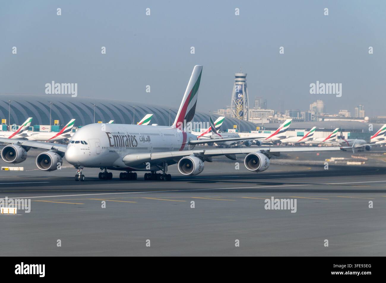 Un Emirates Airbus 380-800 in decollo all'aeroporto internazionale di Dubai negli Emirati Arabi Uniti. Emirates è il più grande operatore mondiale dell'Airb Foto Stock