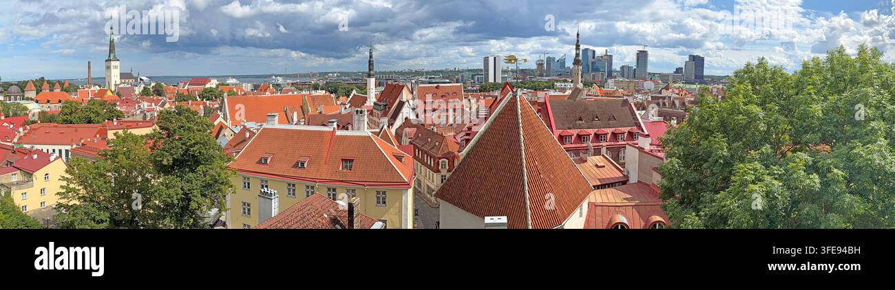 Vista panoramica verso est sui tetti della Vecchia Città di Tallinn in direzione dello skyline moderno della città, Estonia. Foto Stock