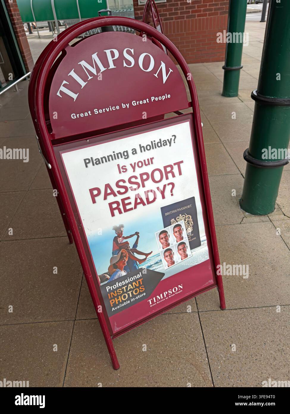 Insegna per le vacanze pronta per il passaporto Timpson fuori da un negozio del Regno Unito, che promuove i servizi di foto per passaporto. Foto Stock