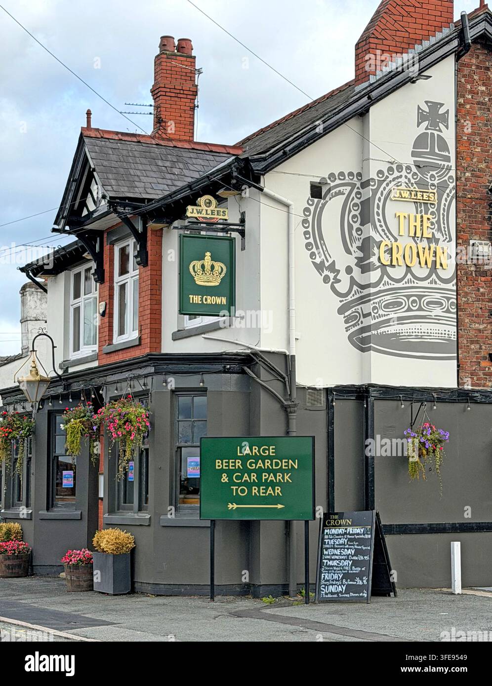 Il pub Crown al 15 Booth's Hill Road, Lymm, un pub JW Lees nel Cheshire. Foto Stock