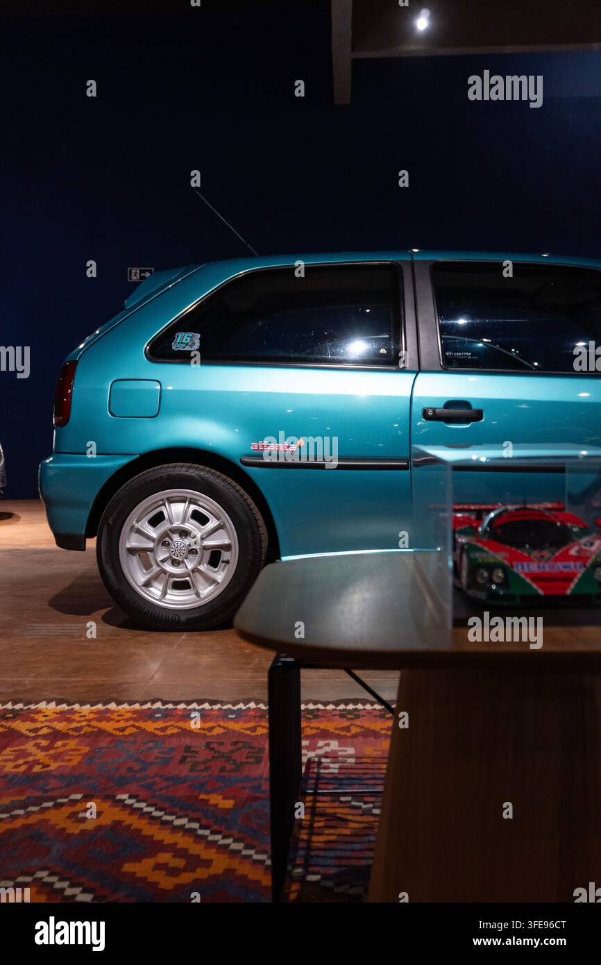 Vista laterale di una Volkswagen Gol Atlanta Hatchback verde acqua all'interno Foto Stock