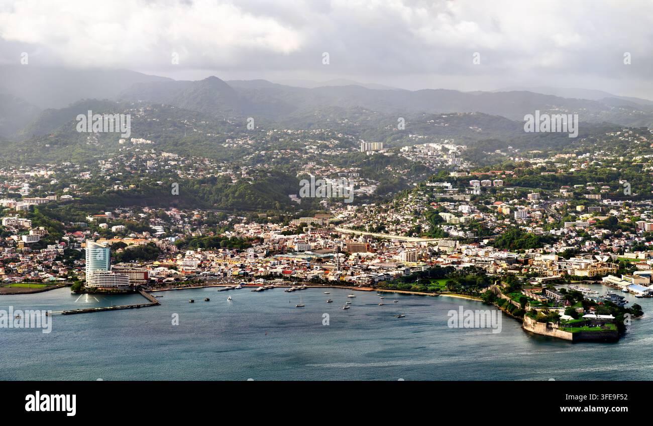 Vista aerea della città di Fort-de-France, del porto e del forte storico Saint-Louis a Martinique, Caraibi francesi Foto Stock