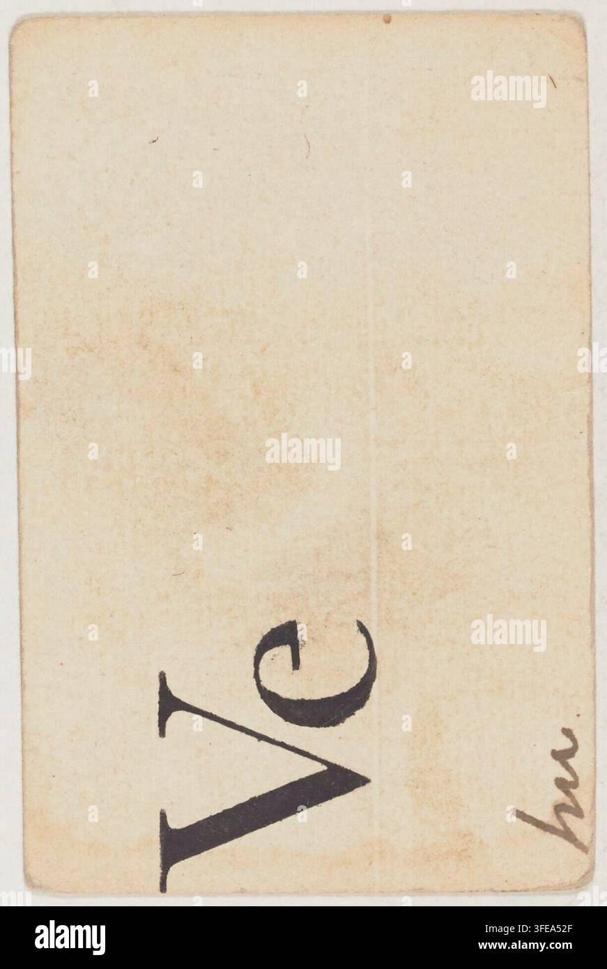 Una pagina di manoscritto, datata tra il 1702 e il 1720, con un foglio rettangolare di carta invecchiata recante le lettere "Ve" e un segno corsivo "hu" negli angoli inferiori sinistro e destro. Foto Stock
