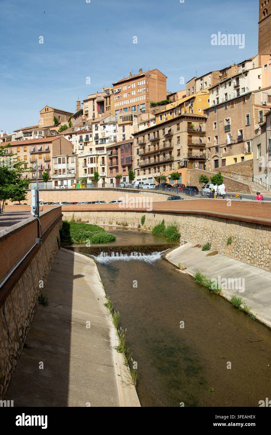 Il fiume Queiles scorre attraverso il centro di Tarazona, una città storica nella provincia di Saragozza, Aragona, Spagna. Foto Stock