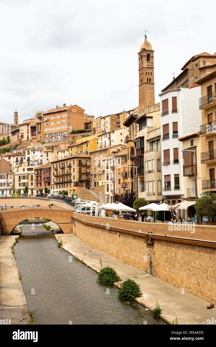 Il fiume Queiles scorre attraverso il centro di Tarazona, una città storica nella provincia di Saragozza, Aragona, Spagna. Foto Stock