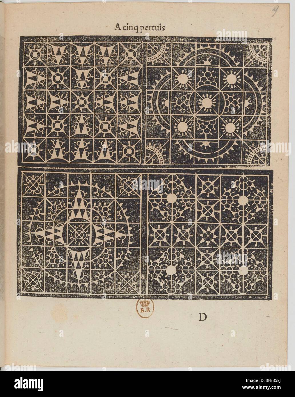 Una stampa del 1598 di modelli di ricamo, che mostra quattro pannelli rettangolari con motivi geometrici, tra cui linee intrecciate, cerchi e forme a stella, tratto da un libro di disegni di ricamo. Foto Stock
