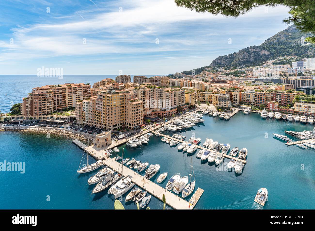 Vista del porto della marina di Fontvieille e del quartiere residenziale sul lungomare a Monaco Foto Stock