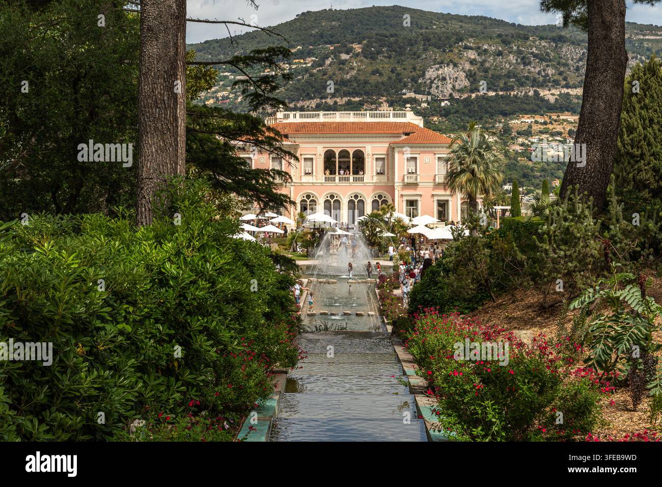 Saint-Jean-Cap-Ferrat, 3 maggio 2026. La fontana da giardino francese iconica e la villa della Villa Ephrussi de Rothschild Foto Stock