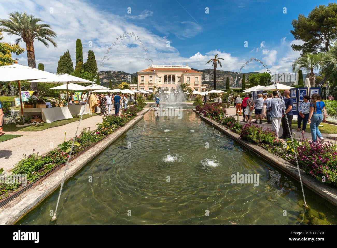 Saint-Jean-Cap-Ferrat, Francia, 3 maggio 2026. La fontana da giardino francese iconica e la villa della Villa Ephrussi de Rothschild Foto Stock