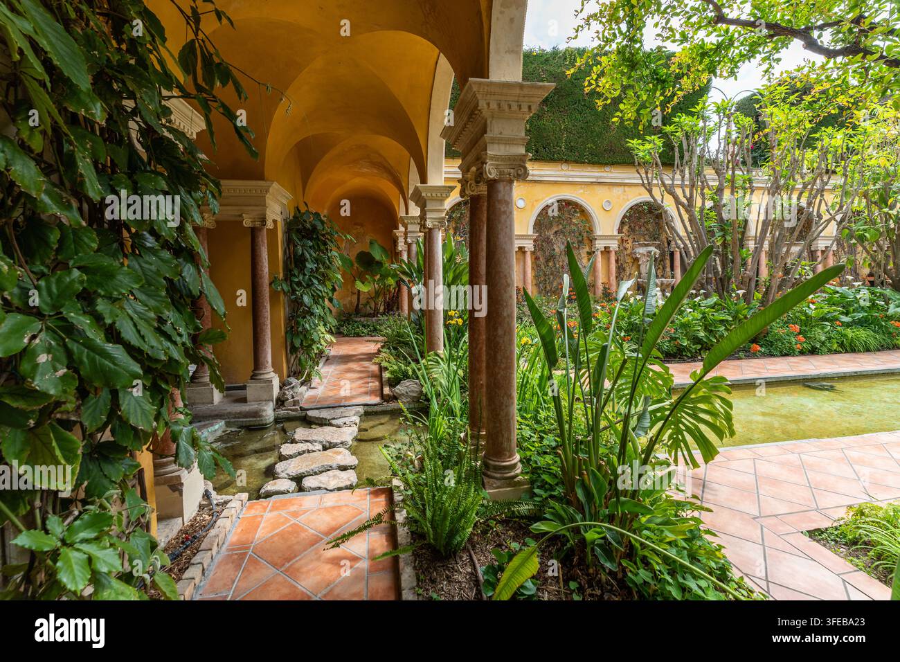 Giardino ad arcate spagnolo con piante tropicali alla Villa Ephrussi de Rothschild, Francia Foto Stock