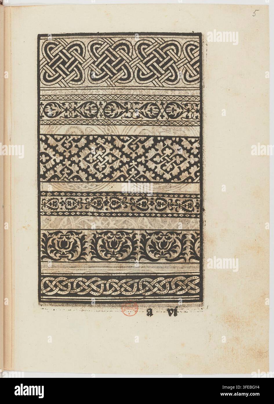 Una stampa del 1530 di un disegno rettangolare per arazzo o ricamo, con sei bande orizzontali di motivi intrecciati e geometrici, tra cui nodi e motivi floreali, con un bordo e le lettere "a vi" sotto. Foto Stock