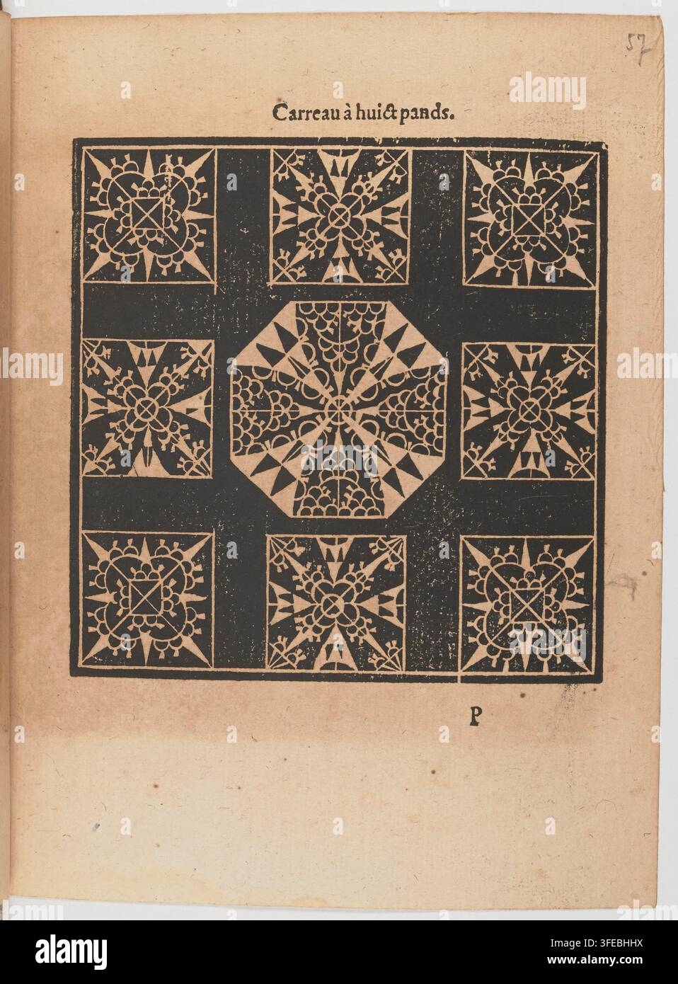 Una stampa del 1598 di un disegno quadrato per arazzi, composta da nove pannelli geometrici con intricati motivi simmetrici di linee intrecciate e forme a stella, destinati al ricamo e al lavoro a maglia, intitolato “Carreau à huit pans”. Foto Stock