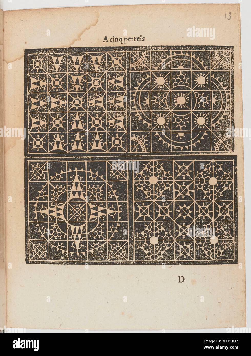 Una stampa del 1598 di modelli di ricamo, che presenta quattro pannelli rettangolari con intricati motivi geometrici e simmetrici, tra cui linee intrecciate, cerchi, stelle e motivi floreali, destinati all'uso in disegni di arazzi e lavori a maglia. Foto Stock