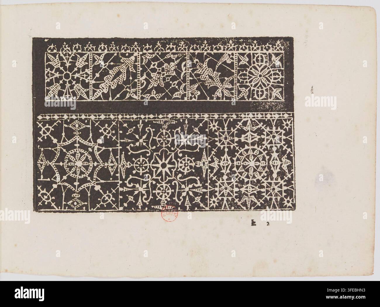 Una stampa del 1601 di Cesare Vecellio, un incisore italiano, tratta da un libro di modelli per arazzi, lavori a maglia e ricami, che mostra intricati motivi bianchi su uno sfondo scuro con forme geometriche, motivi floreali e disegni intrecciati. Foto Stock