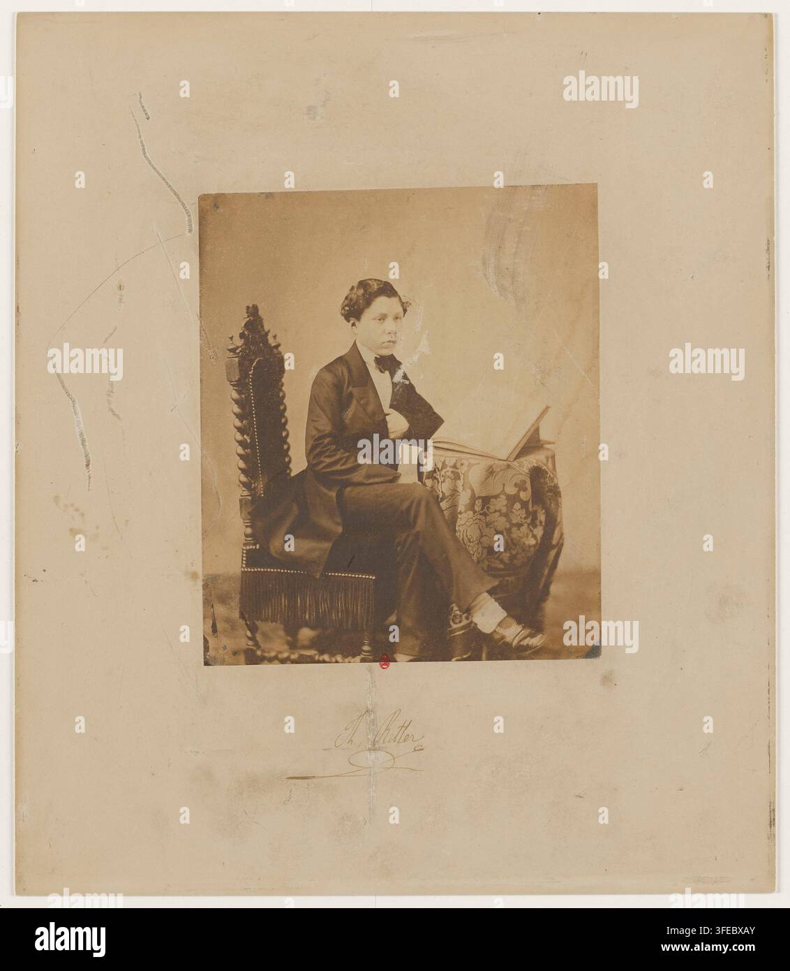 Théodore Ritter, compositore francese, in un ritratto fotografico formale del 1853, seduto davanti a una sedia alta e decorata. Foto Stock