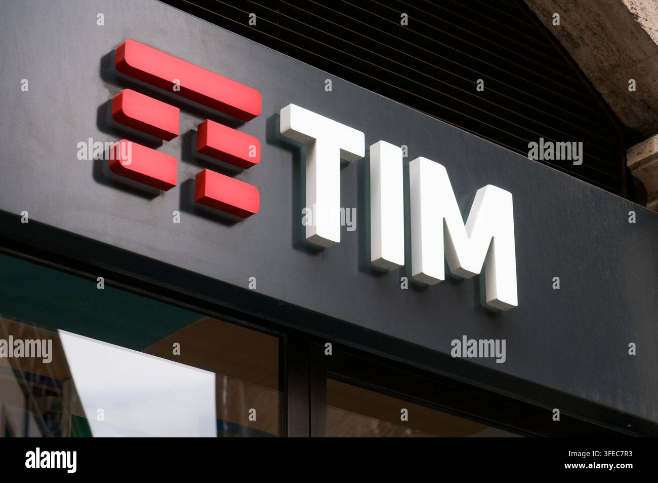 Siena, Toscana, Italia - 8 ottobre 2021: Insegna del logo TIM Telecom Italia montata su una facciata di negozio scura. Concetto per l'industria delle telecomunicazioni Foto Stock