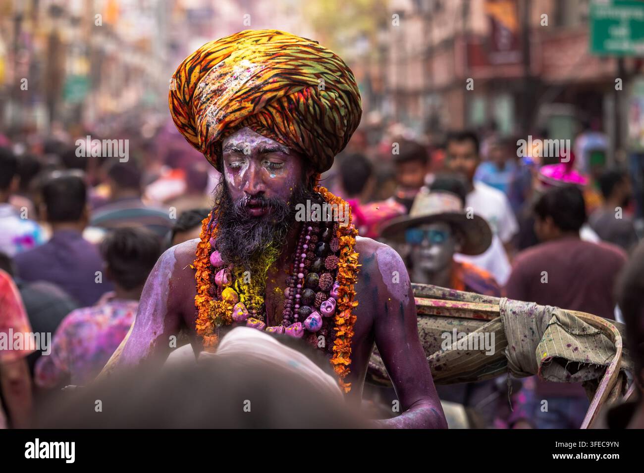 Uomo indiano coperto di polvere colorata durante la celebrazione del festival Holi in India Foto Stock