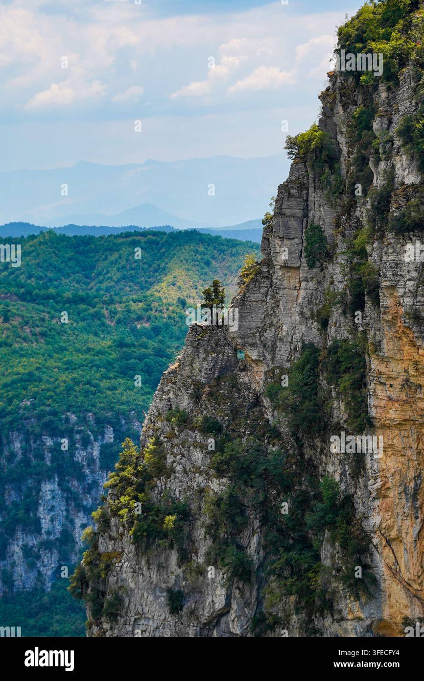 Scogliere di calcare trasparenti della gola di Vikos, Zagori, Grecia Foto Stock
