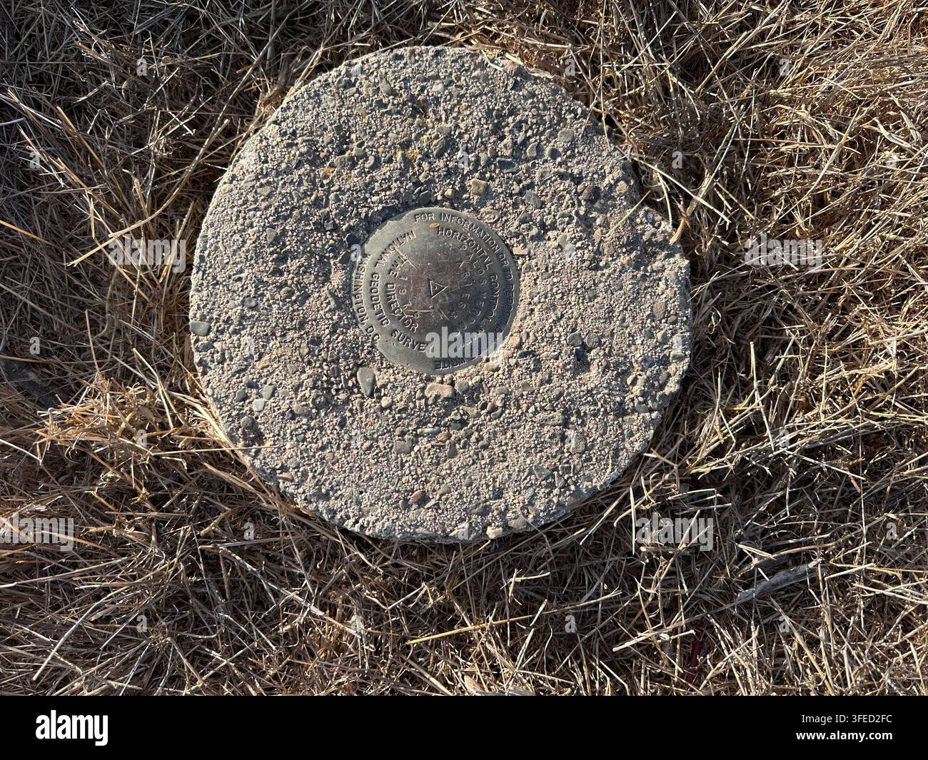 Monumento di controllo geodetico a Rancho Palos Verdes, California, USA. Foto Stock