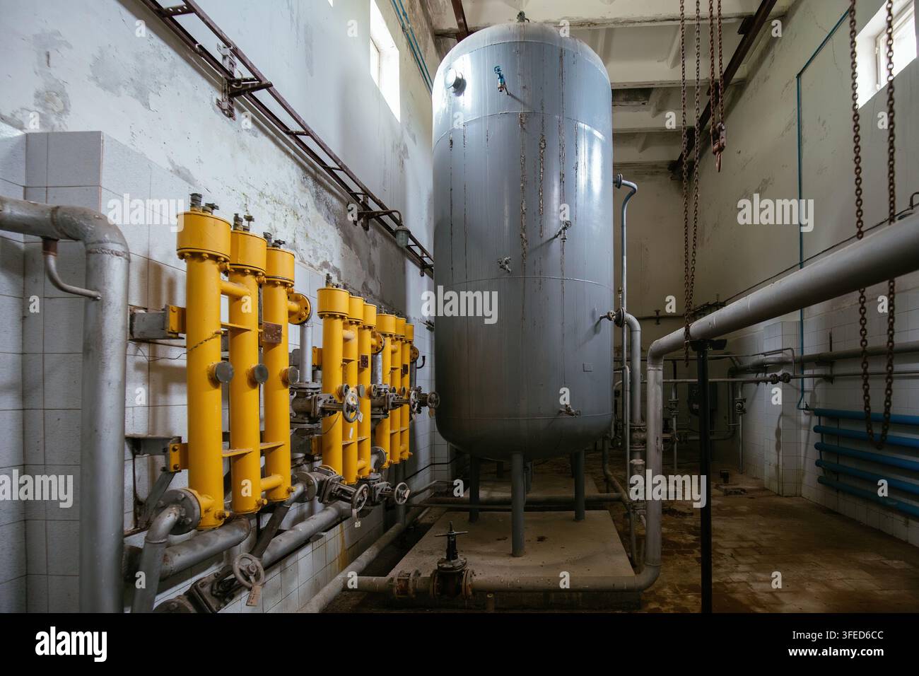 Vecchia sala di pompaggio industriale con grande serbatoio di stoccaggio. Foto Stock