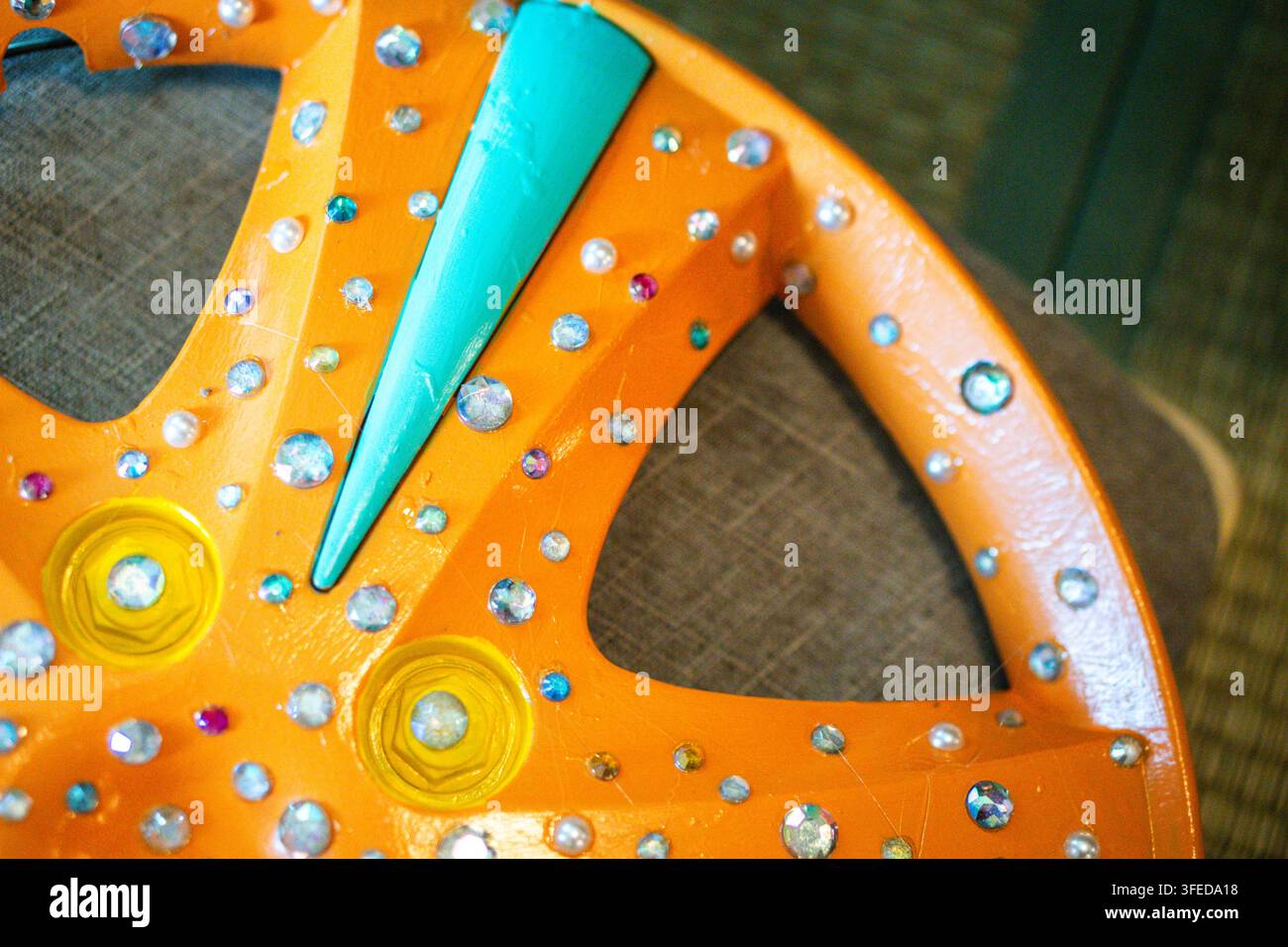 Ruota decorativa arancione con strass in primo piano Foto Stock