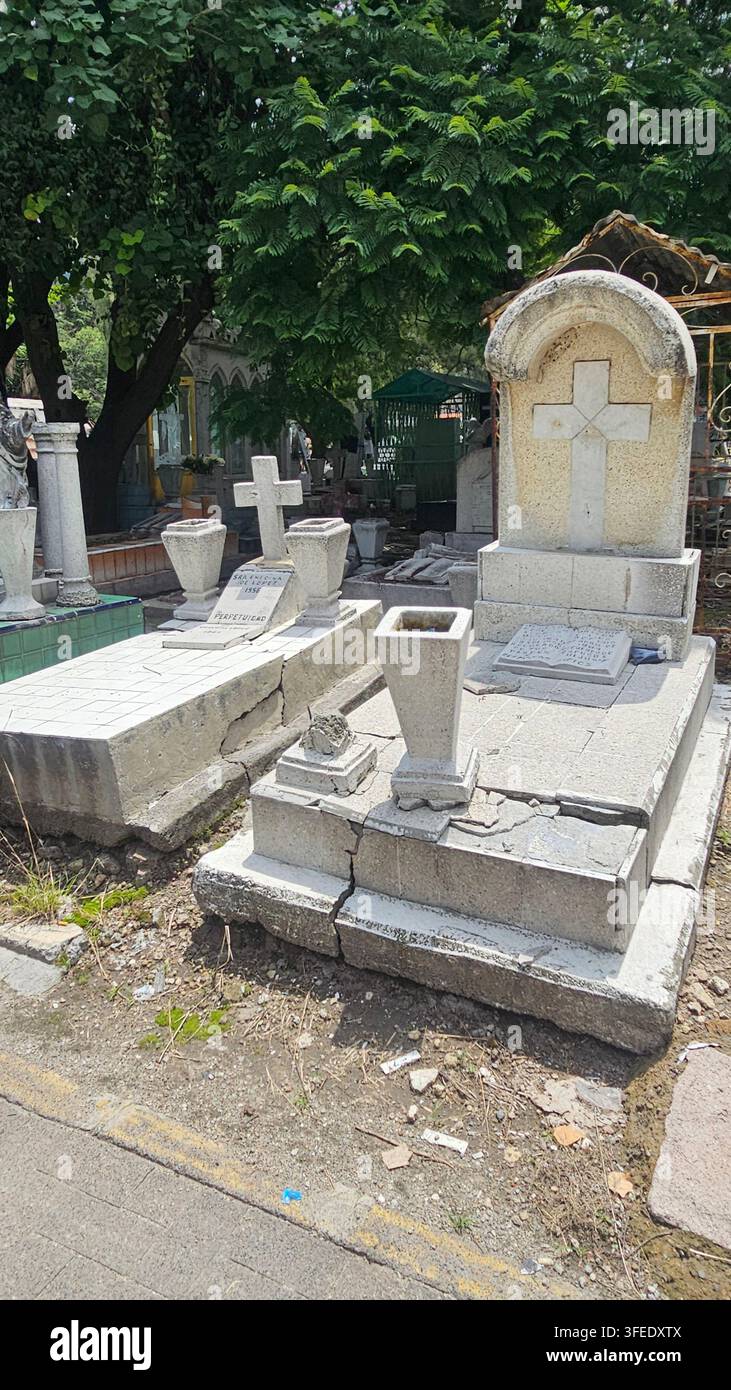 Città del Messico, Messico - 13 luglio 2026: Interno del cimitero storico di Sanctorum, tombe e nicchie trascurate e abbandonate in un cimitero storico Foto Stock