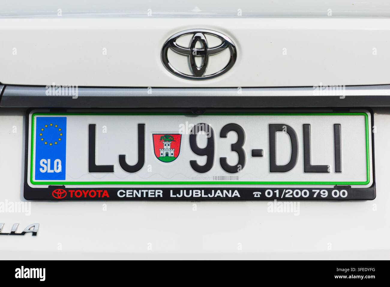 Targa posteriore LJ 93-DLI di una Toyota Corolla bianca registrata a Ljubljana, in Slovenia. Foto Stock