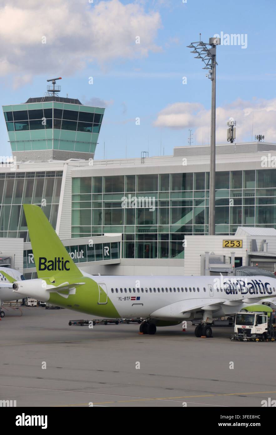 AirBaltic Airbus A220-300 lettone al gate dell'aeroporto di Monaco di Baviera il 31 agosto 2026 Foto Stock