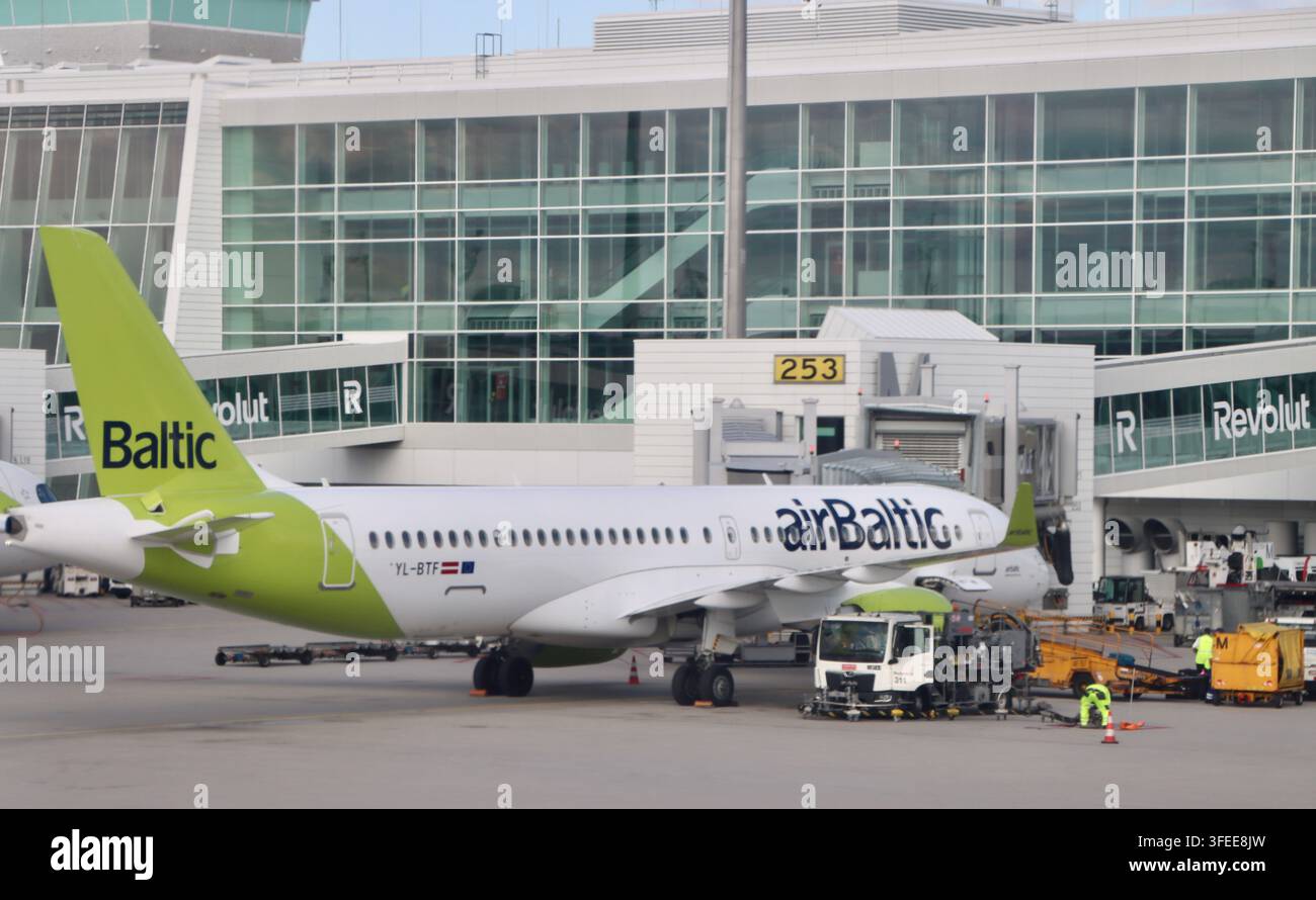 AirBaltic Airbus A220-300 lettone al gate dell'aeroporto di Monaco di Baviera il 31 agosto 2026 Foto Stock