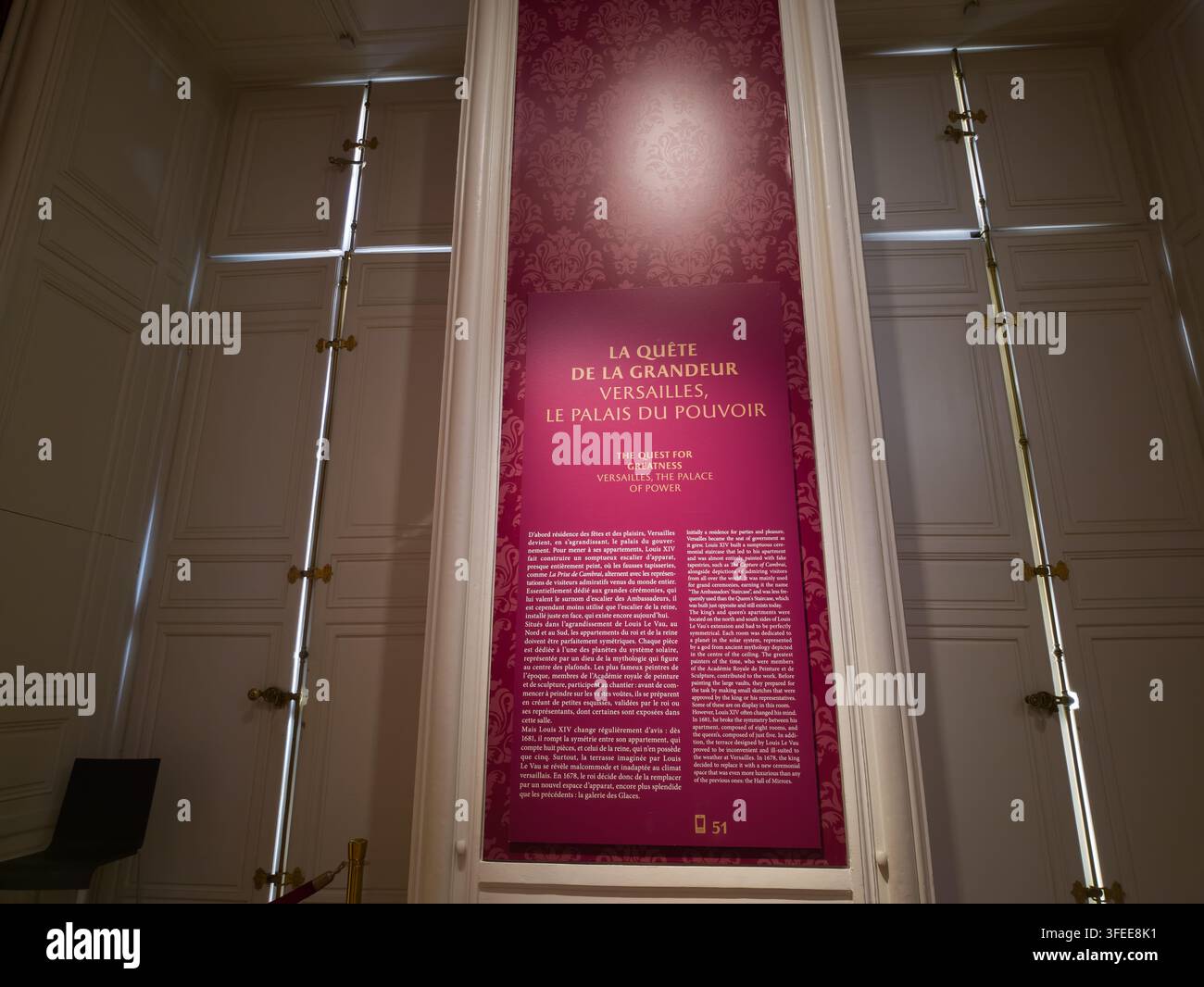 PARIGI, FRANCIA - 1 SETTEMBRE 2026 - Cartello informativo che fornisce dettagli sulla mostra Quest for Greatness al Palazzo di Versailles Foto Stock