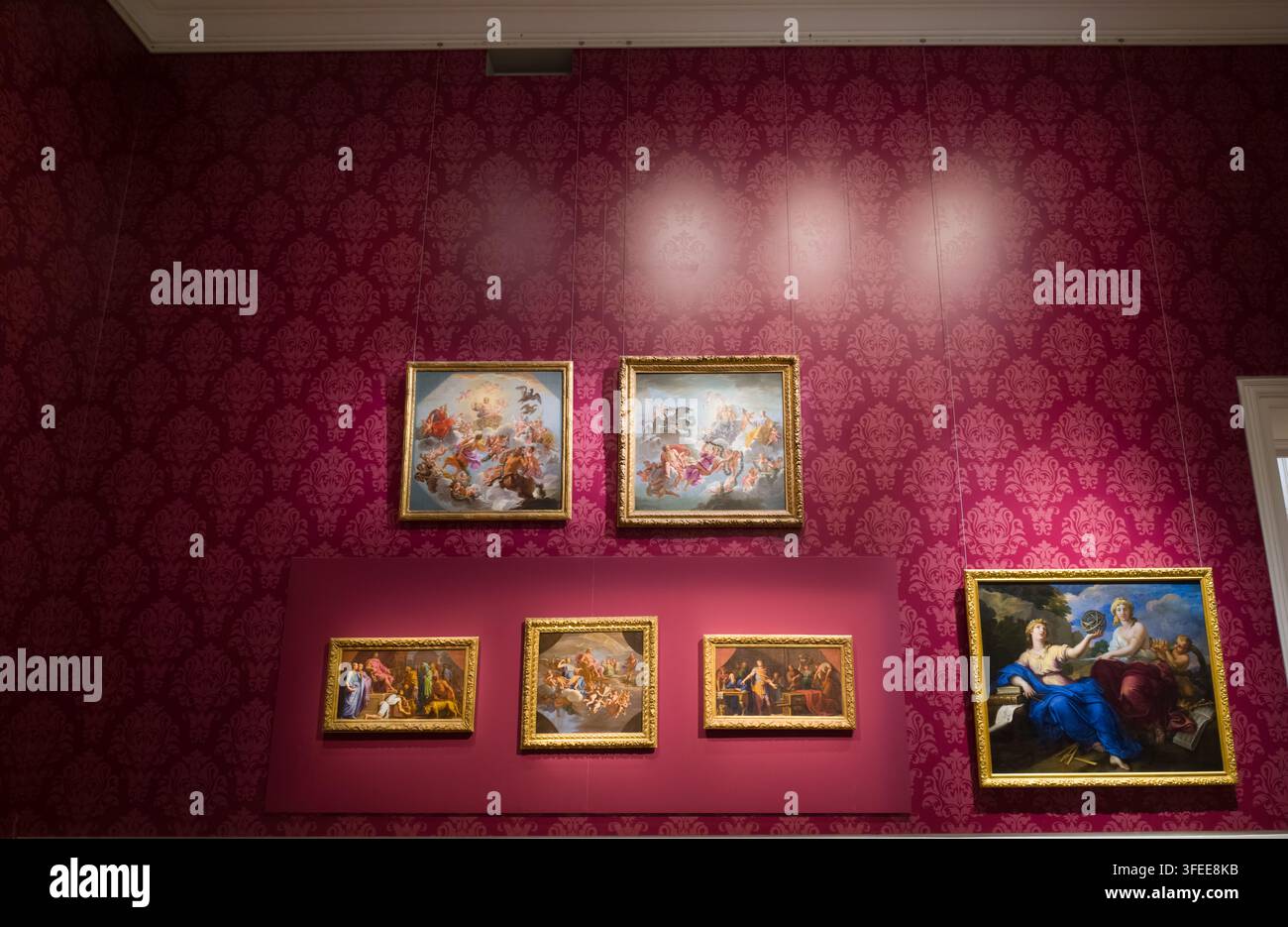 PARIGI, FRANCIA - 1 SETTEMBRE 2026 - Galleria d'arte che espone dipinti barocchi con cornici dorate ornate su una parete decorativa Foto Stock