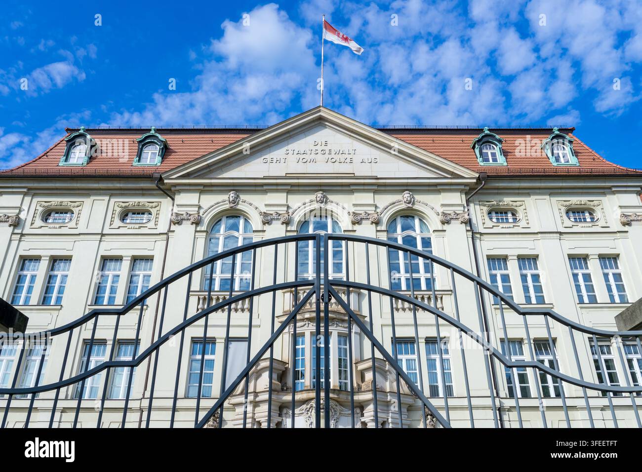 Vista ad angolazione bassa della Cancelleria di Stato del Brandenburgo (Staatskanzlei Brandenburg) dietro un cancello di sicurezza in ferro a Potsdam, Germania. Foto Stock