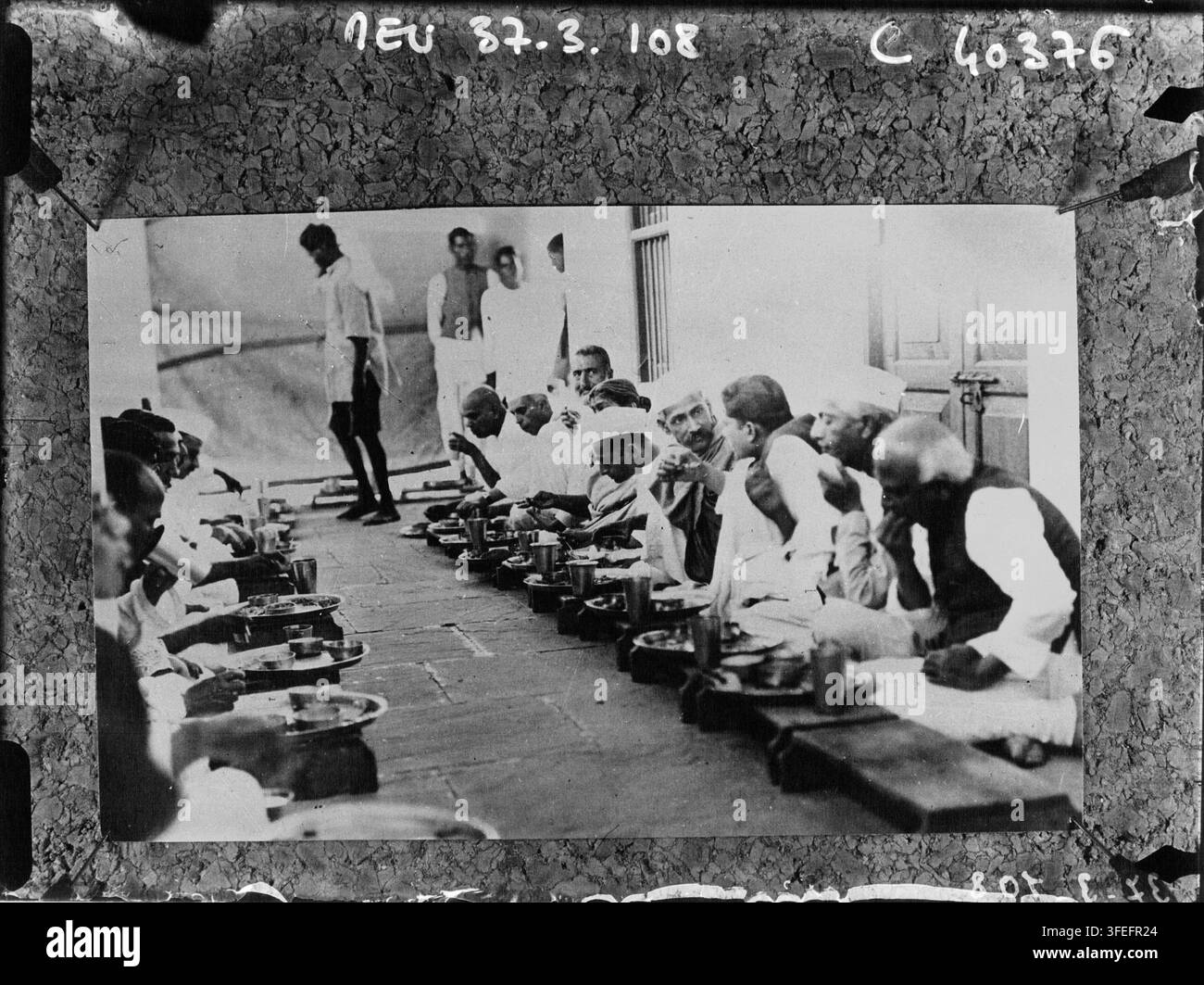 Un gruppo di uomini, tra cui Pandhi Jawerlal, presidente del Congresso Nazionale Indiano, che mangiano da ciotole di metallo, alcuni con turbanti o berretti, in una fotografia di stampa del 1937 dell'Agence Meurisse, durante il Congresso Nazionale Indiano. Foto Stock