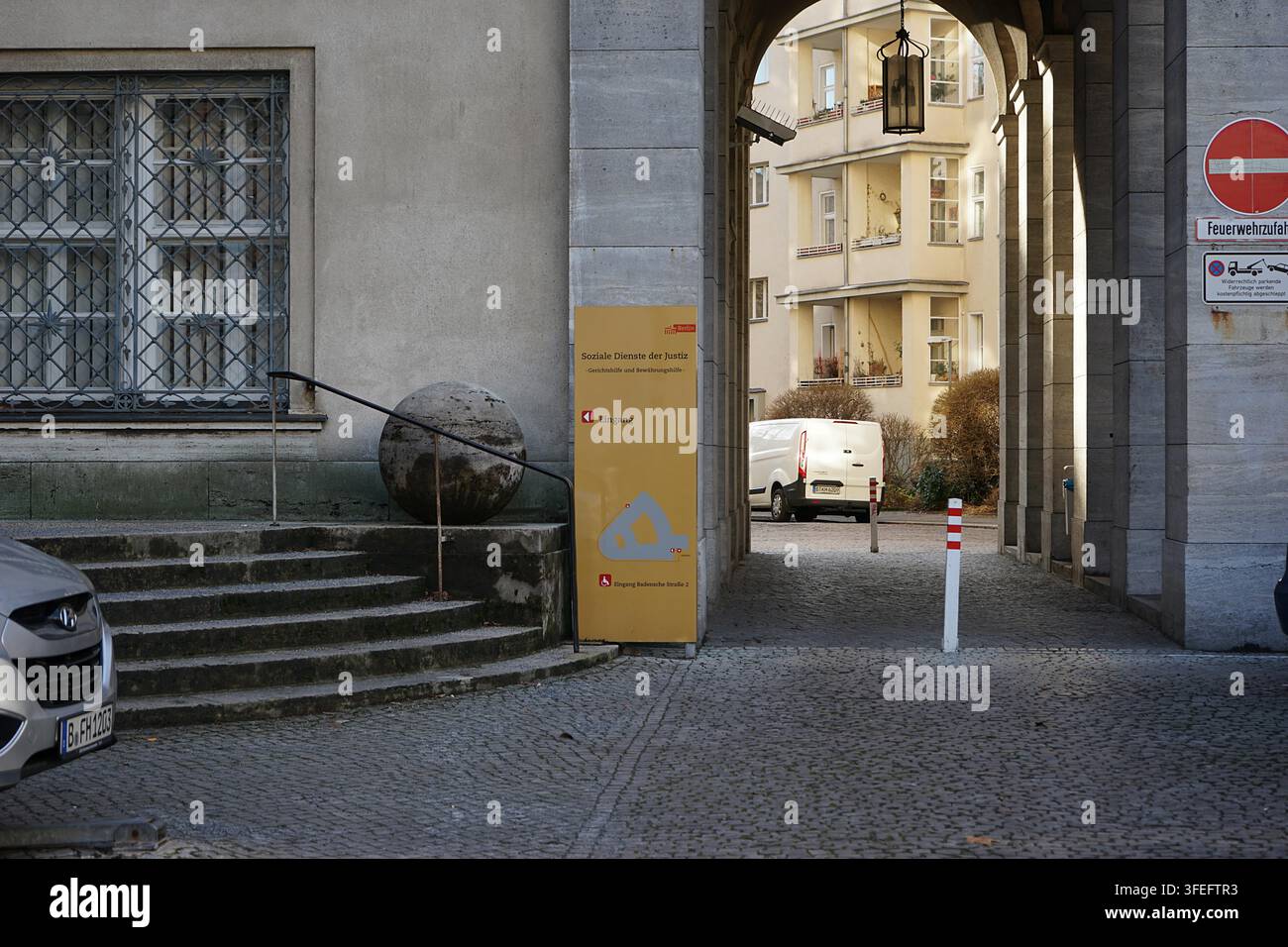 Edificio giudiziario GJPA con architettura classica, facciata curva e dettagli d'epoca a Berlino, febbraio 2019 Foto Stock