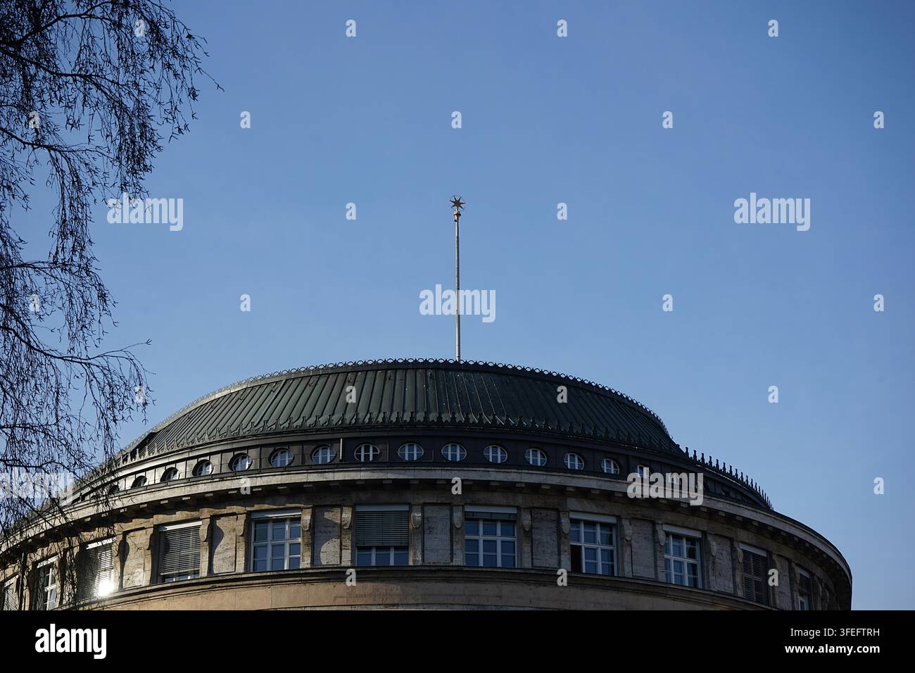 Edificio giudiziario GJPA con architettura classica, facciata curva e dettagli d'epoca a Berlino, febbraio 2019 Foto Stock