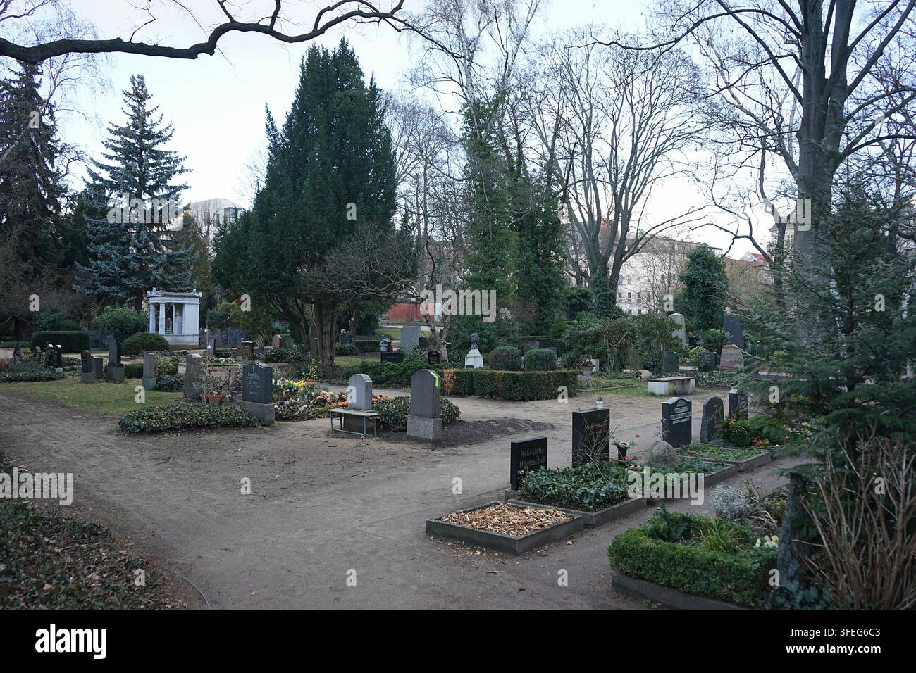 Cimitero storico con tombe, mausolei e monumenti a Berlino, febbraio 2019 Foto Stock