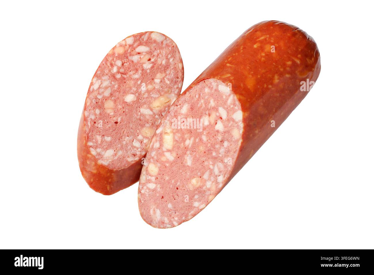 Salsiccia affumicata con ripieno di formaggio su sfondo bianco. Salsiccia affettata con formaggio. Foto Stock