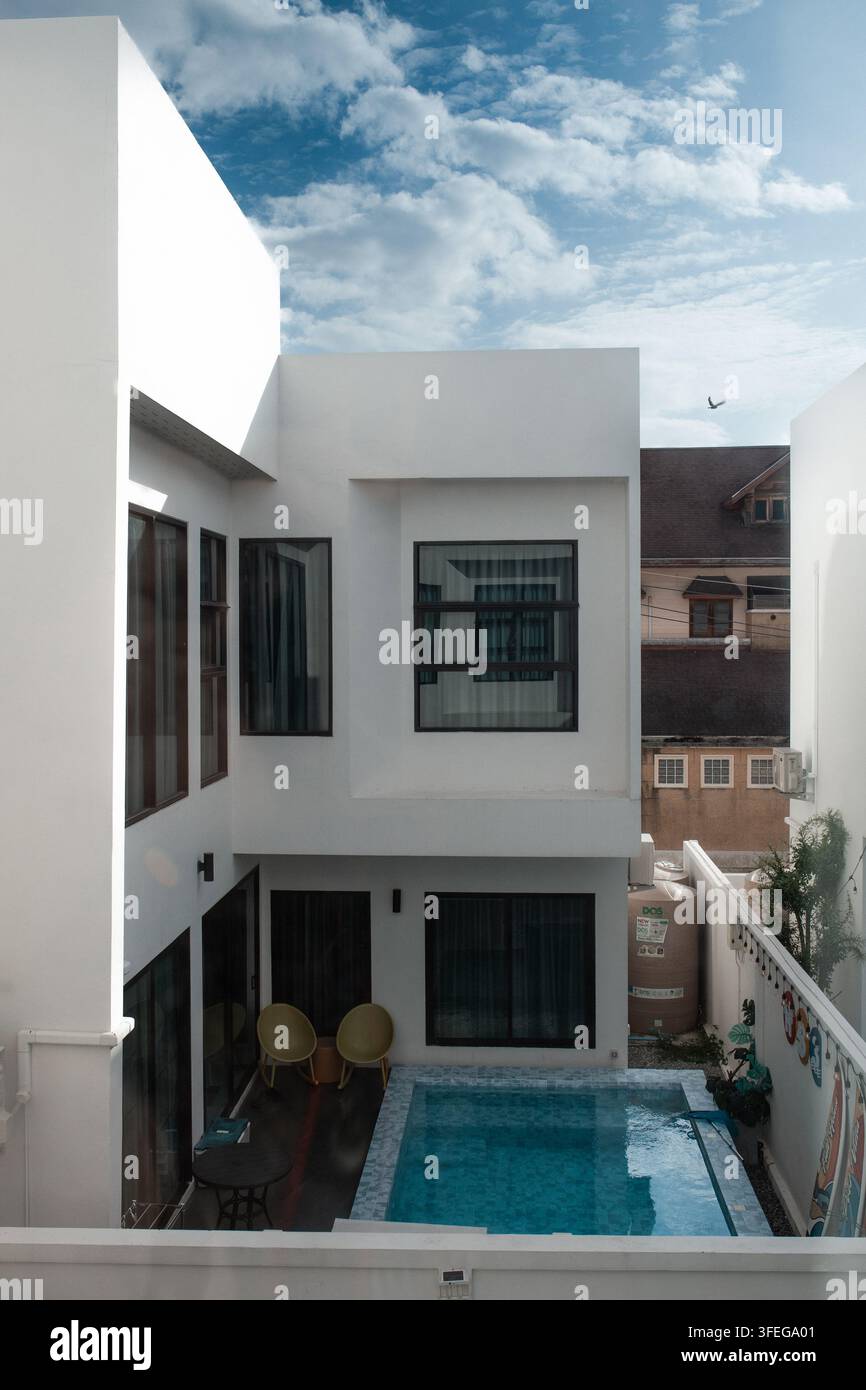 Chonburi, Thailandia - 29 agosto 2026: Struttura ricettiva turistica moderna bianca con facciata geometrica, grandi finestre, balconi, muri esterni e un Foto Stock