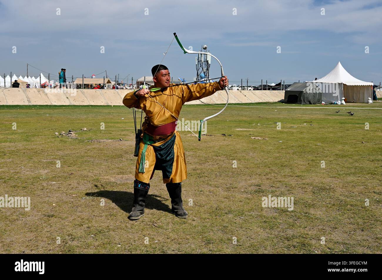 Kharkhorin, Mongolia - 25 luglio 2026: Giovane mongolo che dimostra il tiro con l'arco al festival Naadam in Mongolia Foto Stock