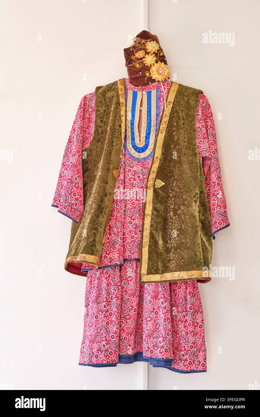 Autentico costume femminile nazionale tartaro con abito a motivi, gilet di velluto e cappello kalfak ornato. Concetto di identità etnica, eredità culturale Foto Stock