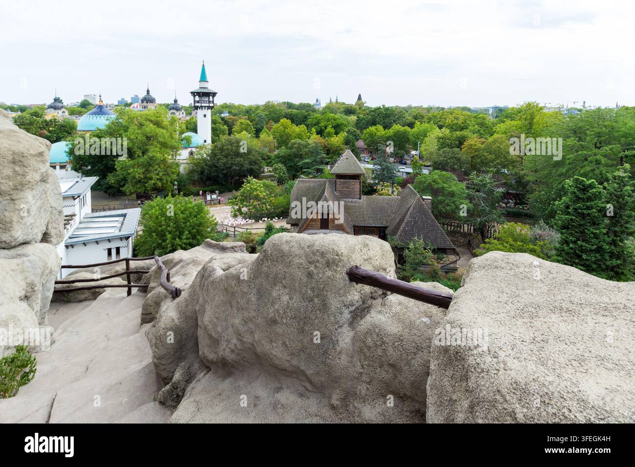 Vista dal grande masso dello zoo di Budapest, Budapest, Ungheria Foto Stock