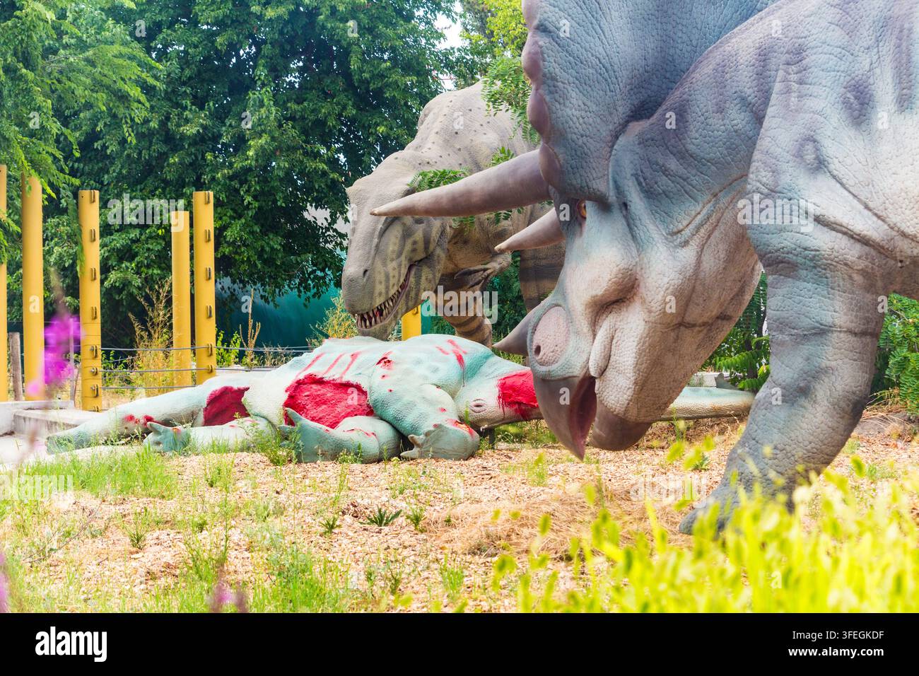 Dinosauri di plastica a grandezza naturale allo zoo di Budapest, Budapest, Ungheria Foto Stock