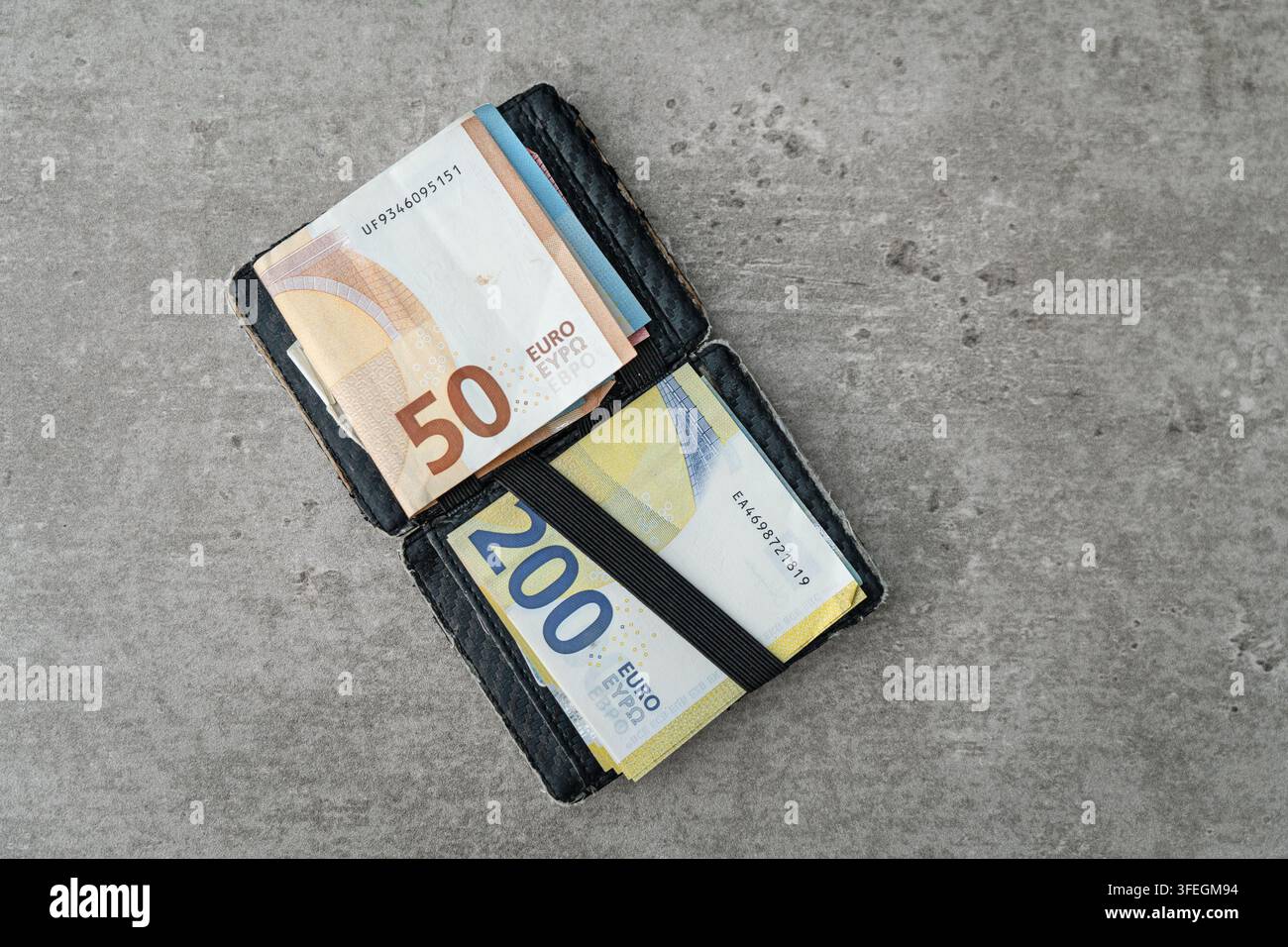Banconote in euro in un portafoglio. Un rotolo spesso di banconote in euro. Foto Stock
