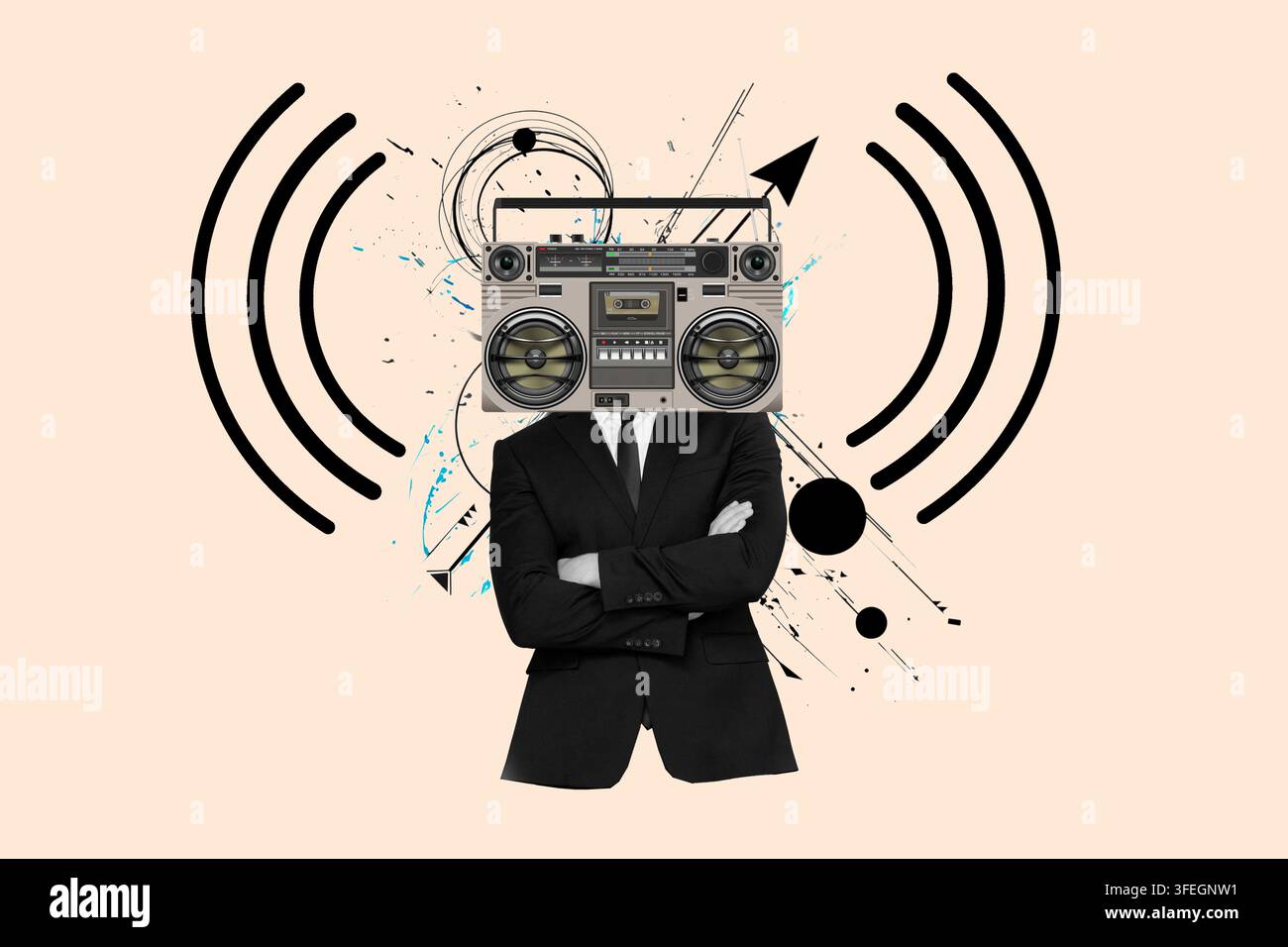 Collage di un uomo con le braccia incrociate e un lettore radio a cassette sulla testa su uno sfondo rosa Foto Stock