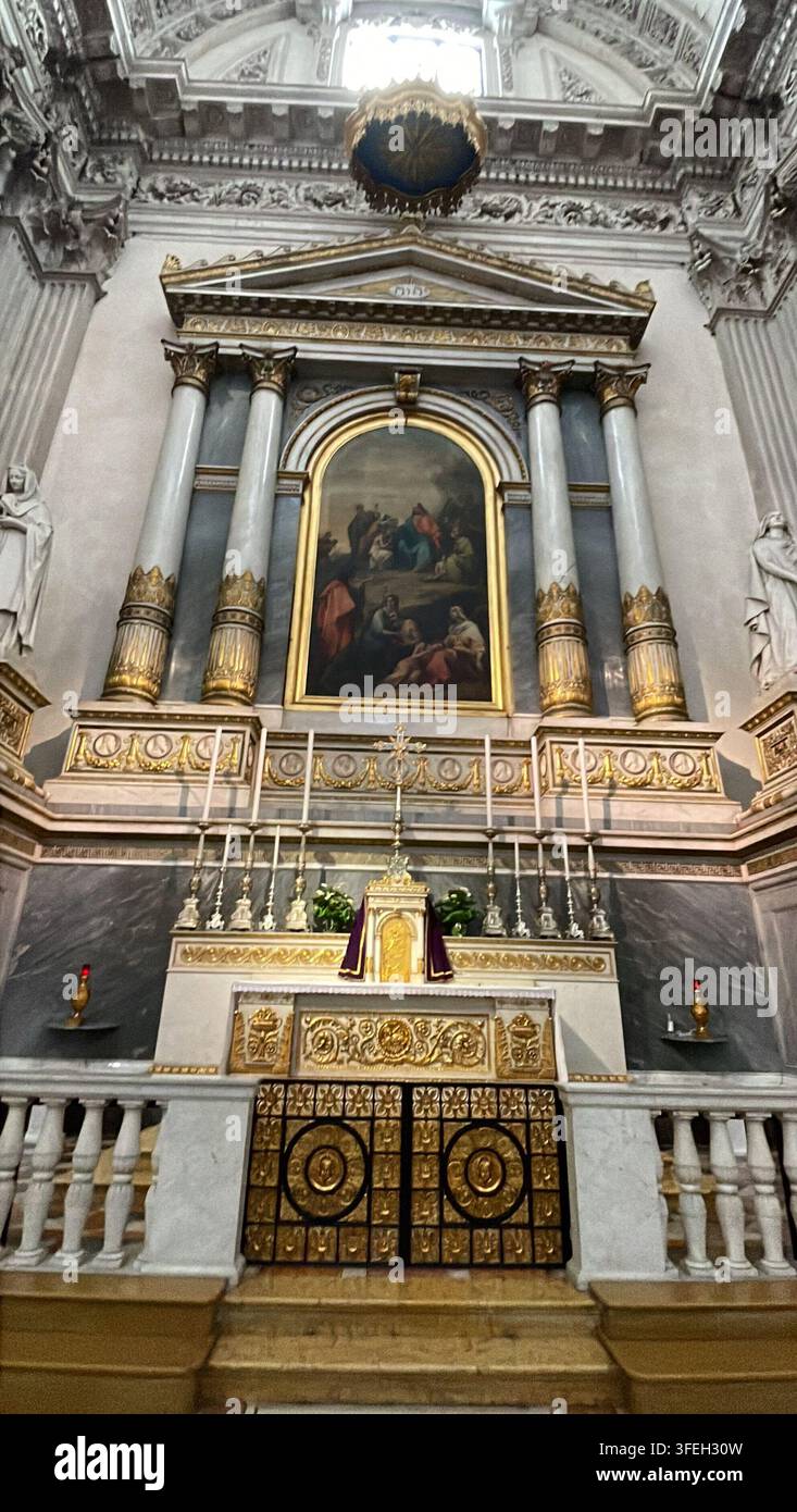 Chiesa storica in Italia con architettura religiosa tradizionale, dettagli bellissimi e design italiano classico. - Immagine stock catturata con smartphone