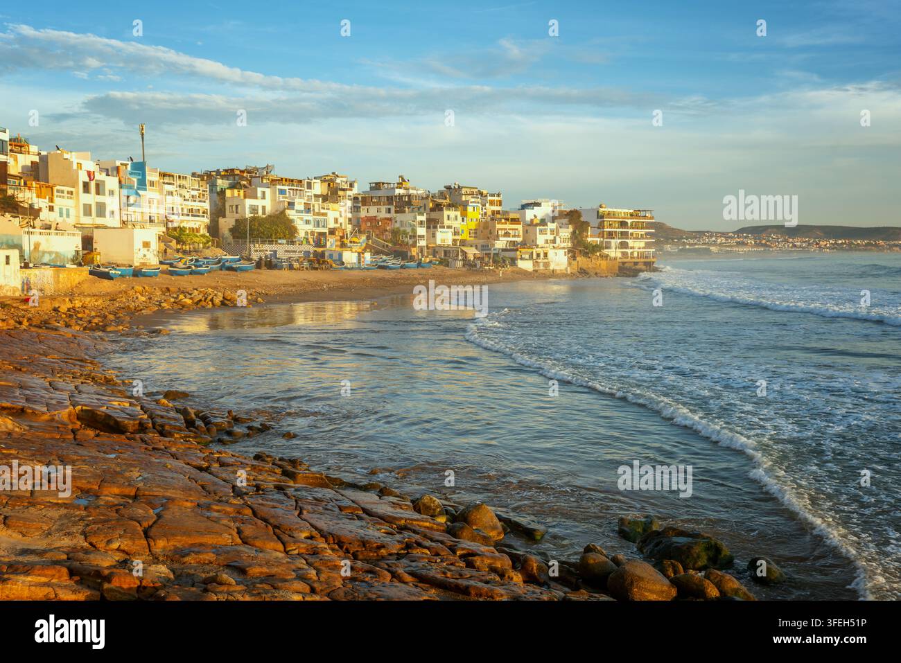 Vista panoramica del villaggio costiero di Taghazout all'ora dorata Foto Stock