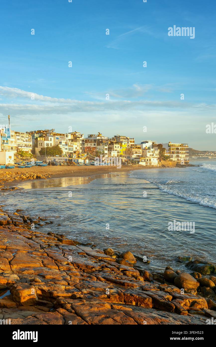 Villaggio costiero di Taghazout in Marocco all'ora dorata Foto Stock